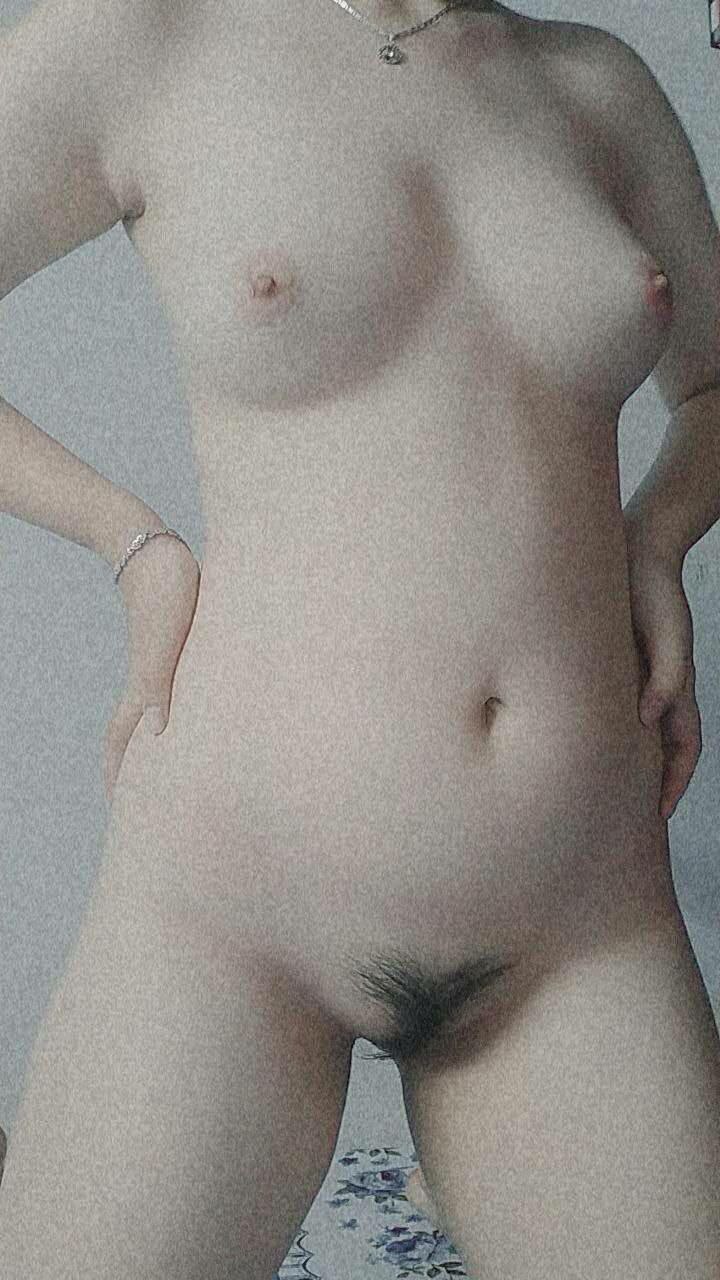 Người phụ nữ lớn tuổi với tất đen và kính đang thổi kèn sâu, để lộ mặt, quan hệ với âm hộ và xuất tinh vào miệng cô ấy! Đào tạo Changchun vớ chó cái creampie