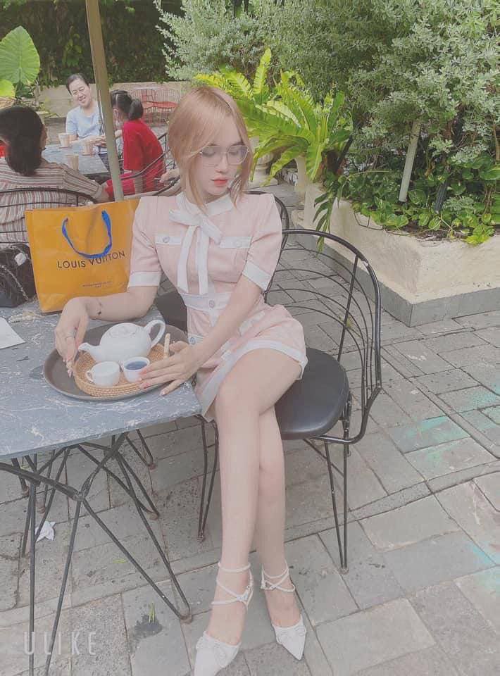 Tôi không thể thấy một cô gái xinh đẹp mở hộp một máy rung đeo không dây so với một máy rung cầm tay có dây