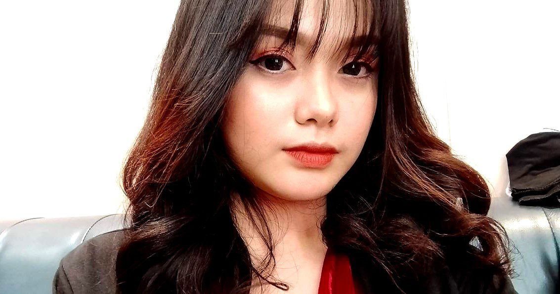 Chồng giúp bạn xuất tinh vào lồn vợ, sau đó quan hệ và xuất tinh vào trong cô ấy